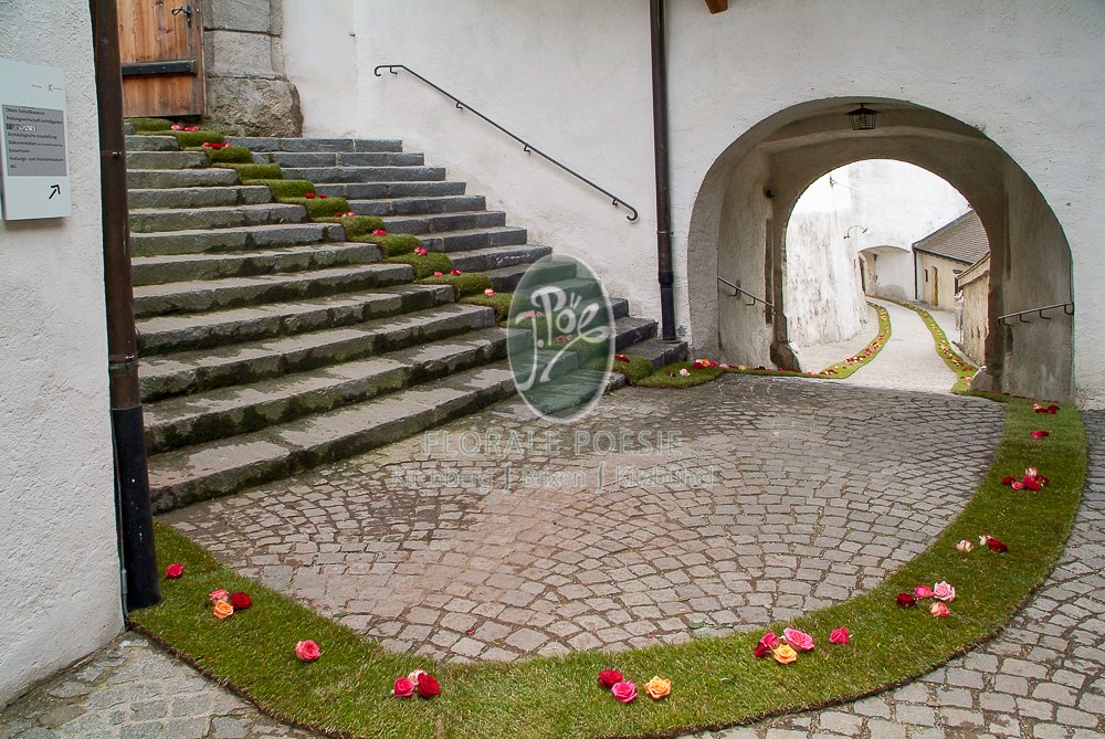 Festliche Hochzeitsdekoration mit üppigen Blumenarrangements auf der Tafel