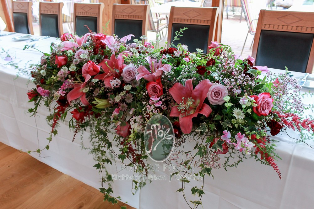 Hochzeit in Tirol — florale Dekoration der Festtafel
