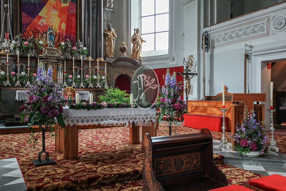 Hochzeitsfloristik: Blumenschmuck für die Trauung