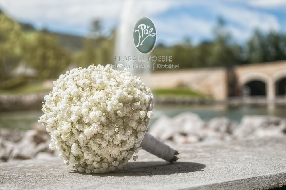 Blumenarrangement in Weiß und Grün für den Hochzeitstag