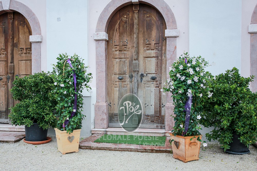 Festliche Blumendekoration im Saal, Hochzeit im Brixental