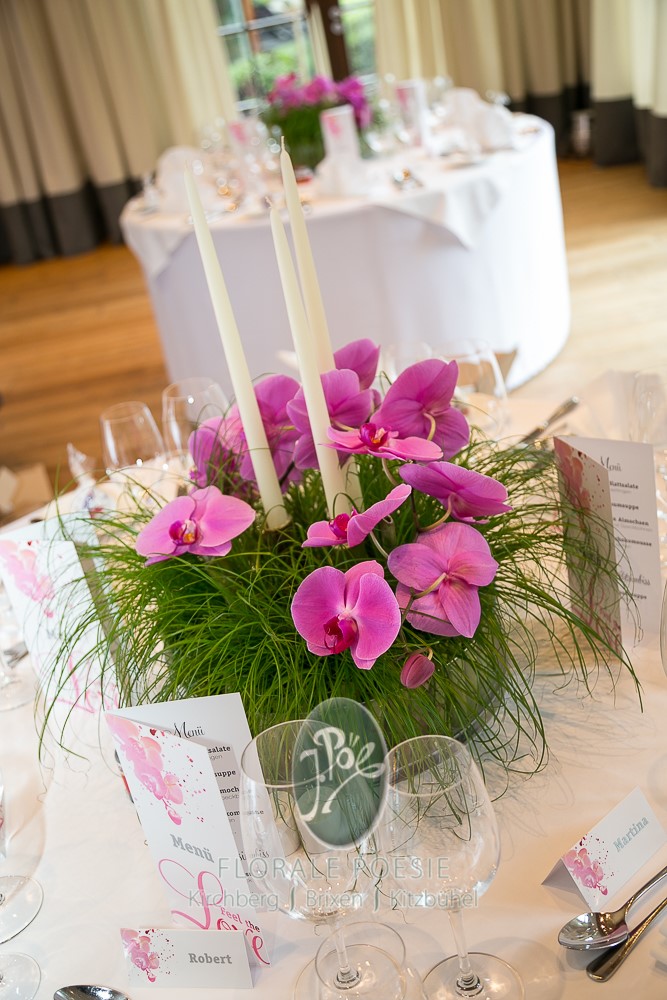 Hochzeit in Tirol — Blumenbögen und Tischschmuck