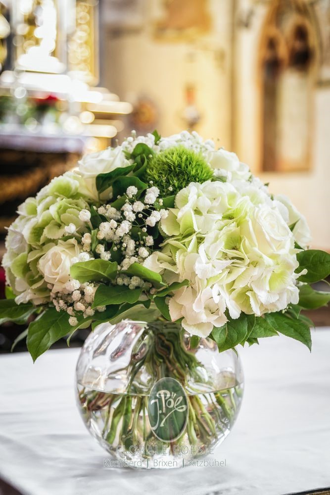 Elegante Hochzeitstafel mit floraler Poesie dekoriert