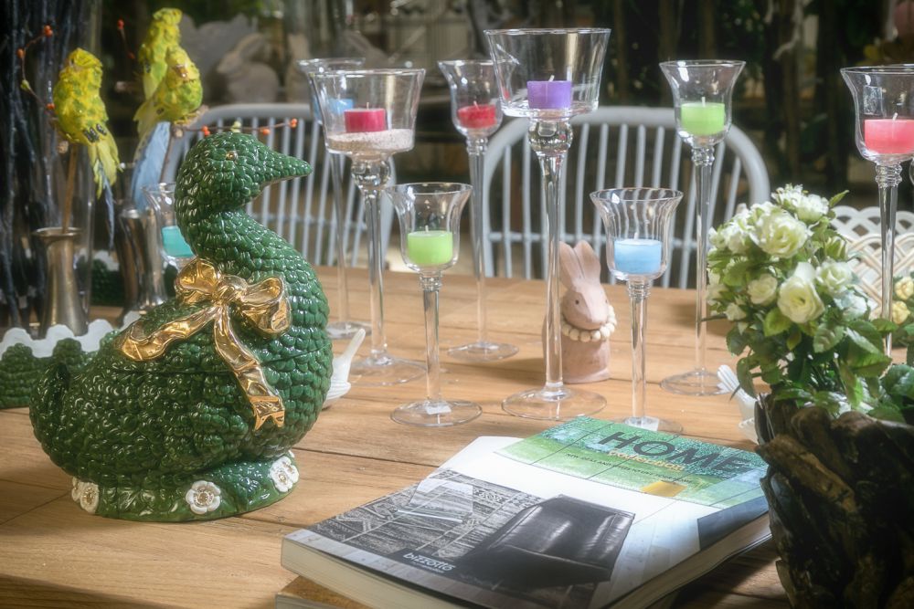 Osterdekoration und Frühlingsblüher im Geschäft