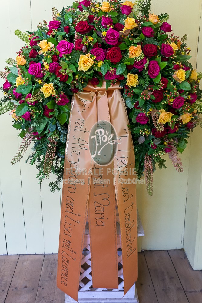 Trauerfloristik — Kranz mit Rosen und Schleife