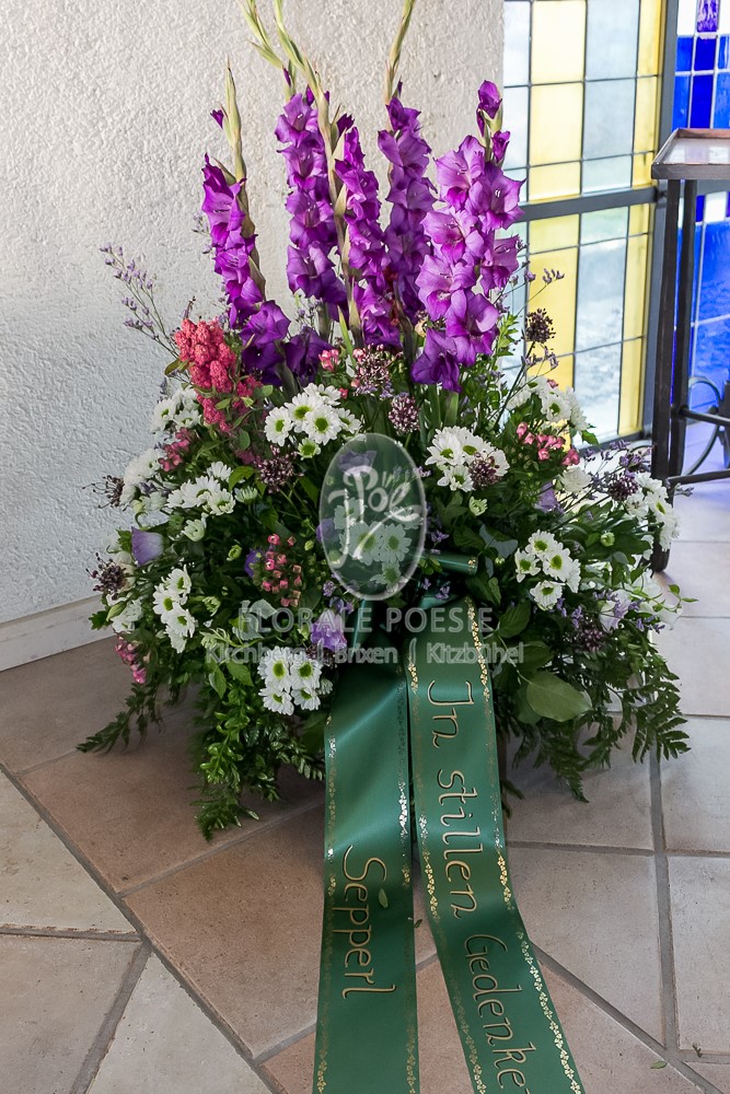 Andächtiges Trauergebinde mit saisonalen Blumen