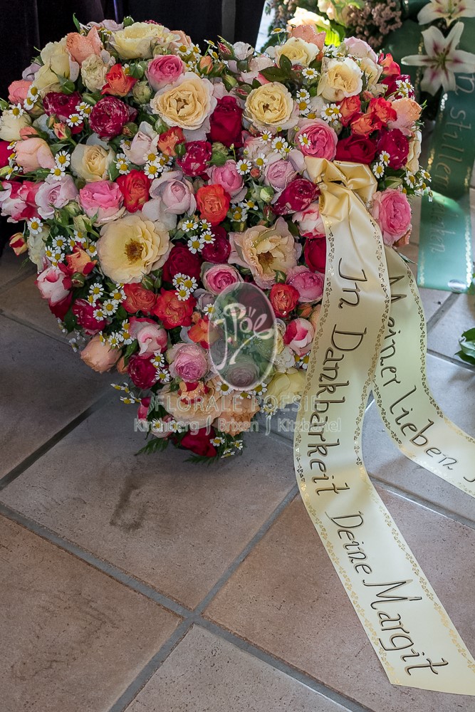 Trauerkranz in klassischer Bindung, Florale Poesie