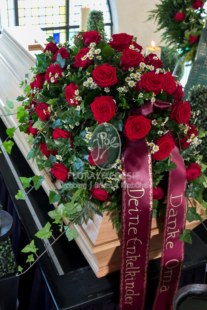 Trauerfloristik aus dem Brixental — Kranz mit frischen Blumen